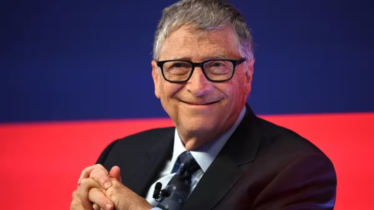 microsoft-founder-bill-gates-uses-this-smartphone-as-his-daily-driver