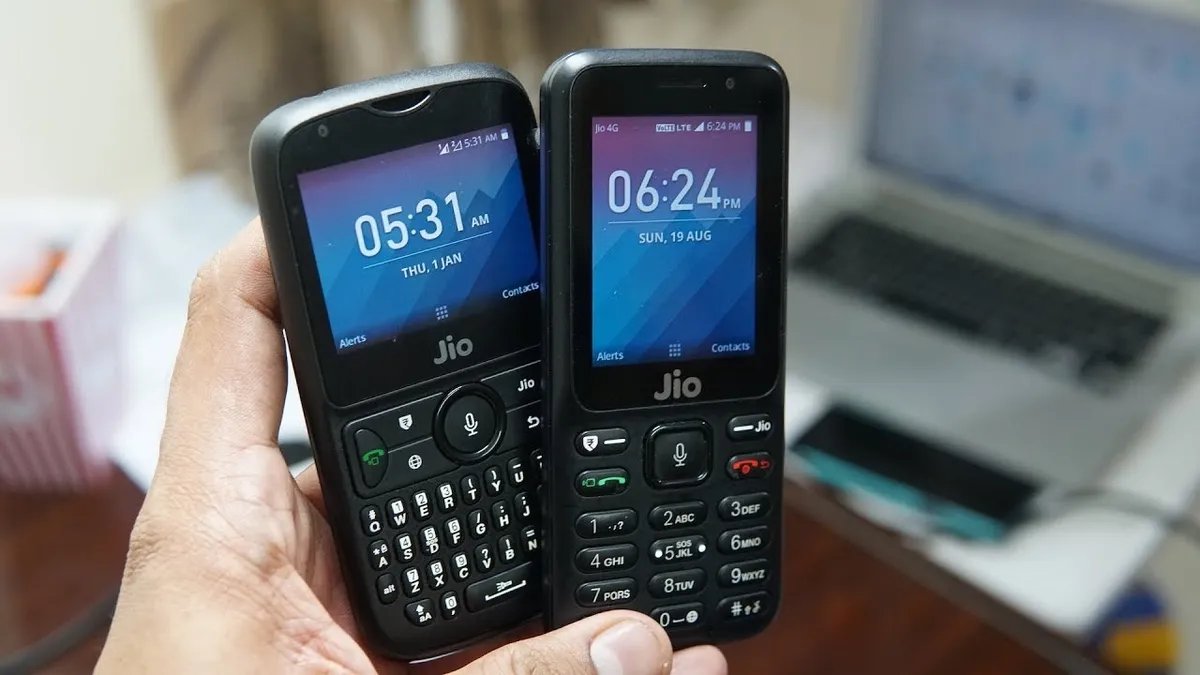 reliance-jio-phone-lite-with-no-internet-may-launch-at-rs-400