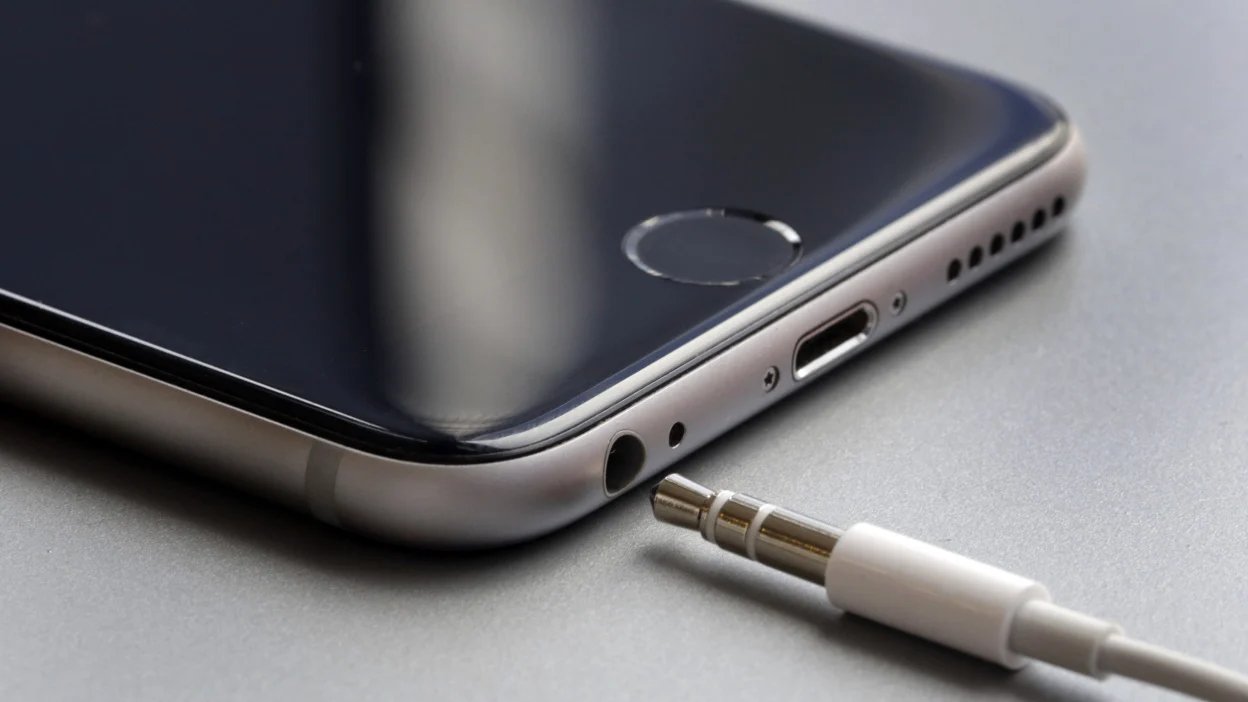removing-the-headphone-jack-is-about-planned-obsolescence-not-courage