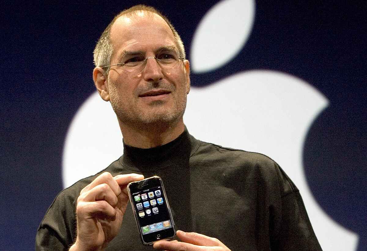 steve-jobs-wanted-the-first-iphone-to-launch-without-a-sim-slot
