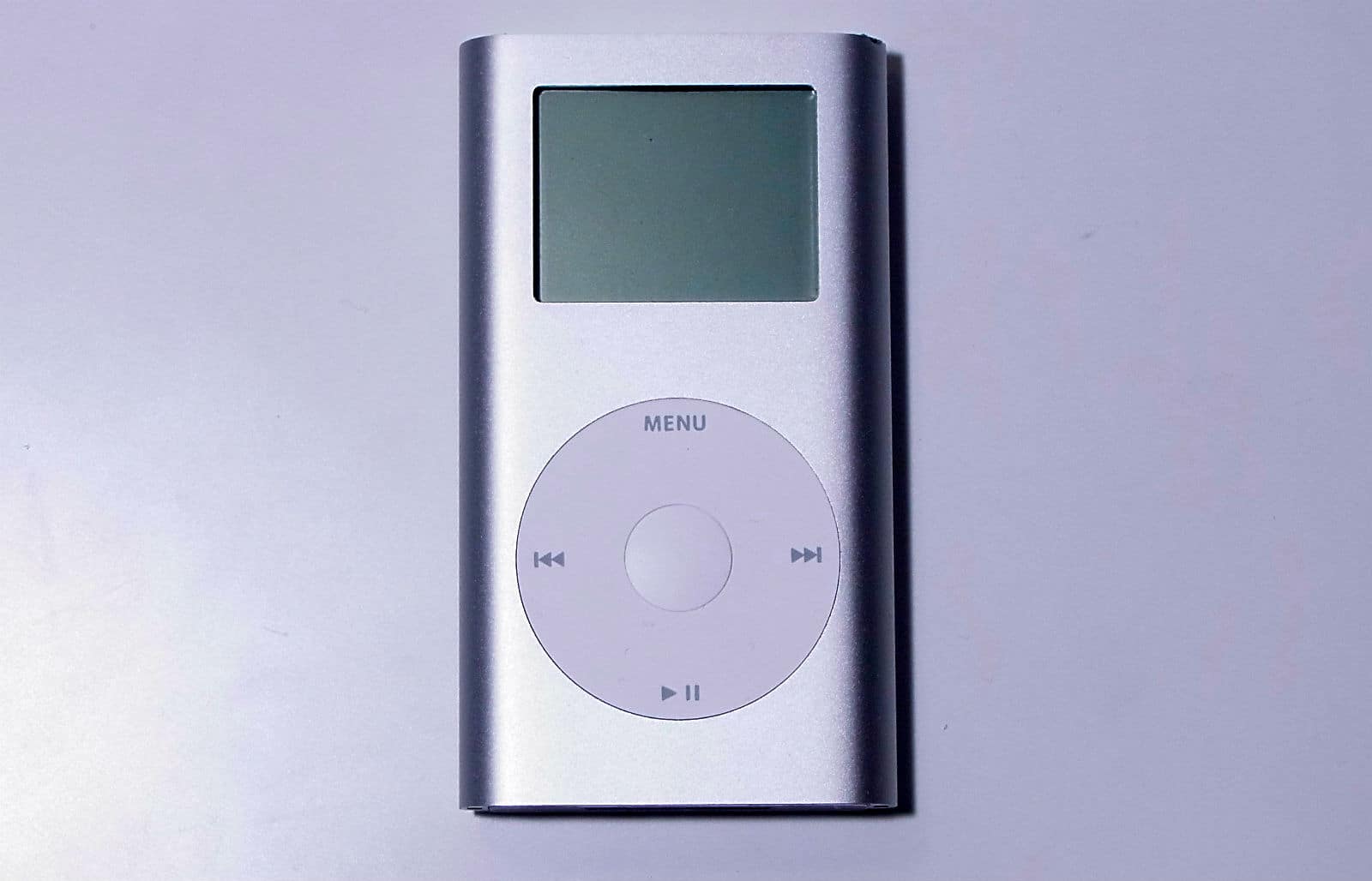 this-early-iphone-prototype-has-a-swiveling-ipod-click-wheel