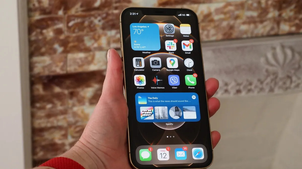apple-may-finally-ditch-the-iphones-notch-in-2024