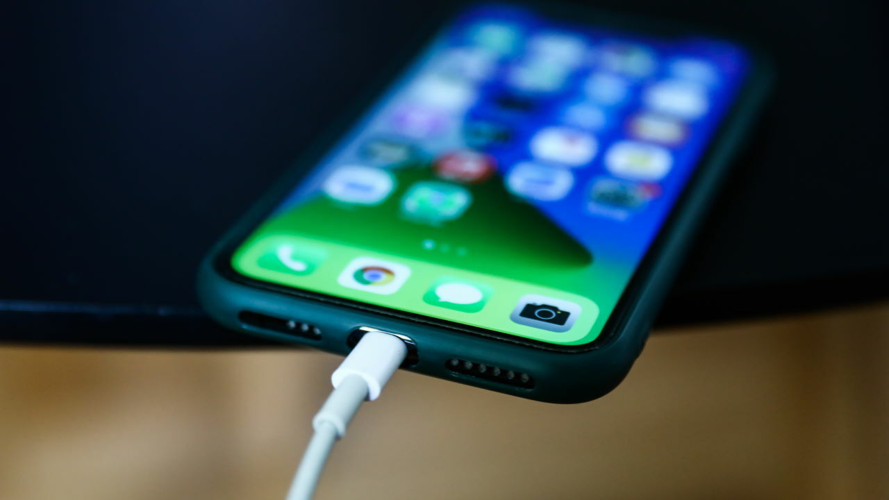 apple-ordered-to-stop-selling-iphones-without-a-charger