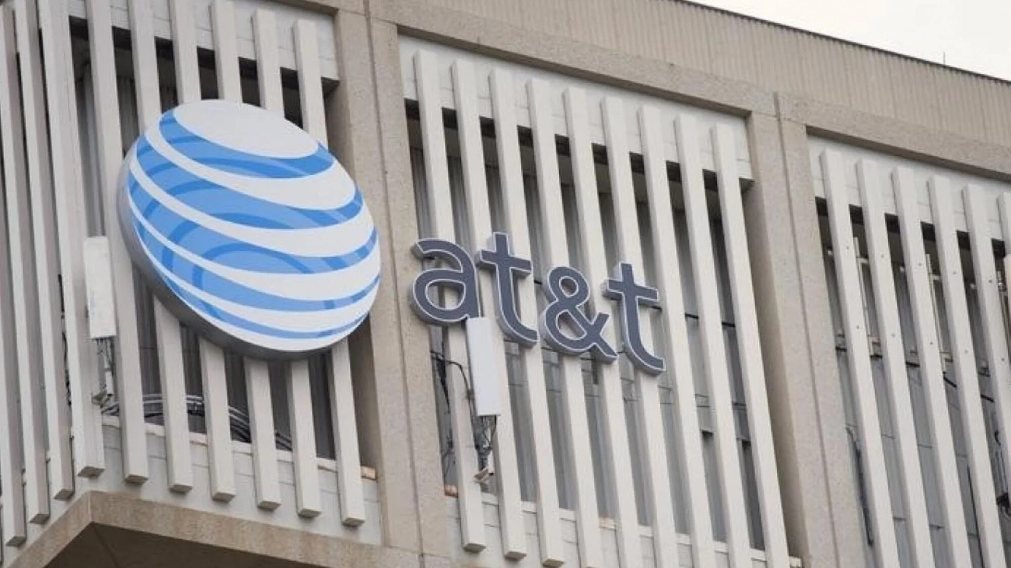 att-brings-back-unlimited-data-with-directv-deal