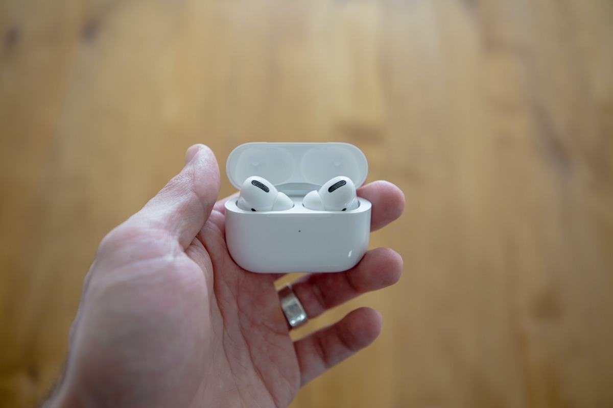 can-you-use-airpods-on-a-plane-2023
