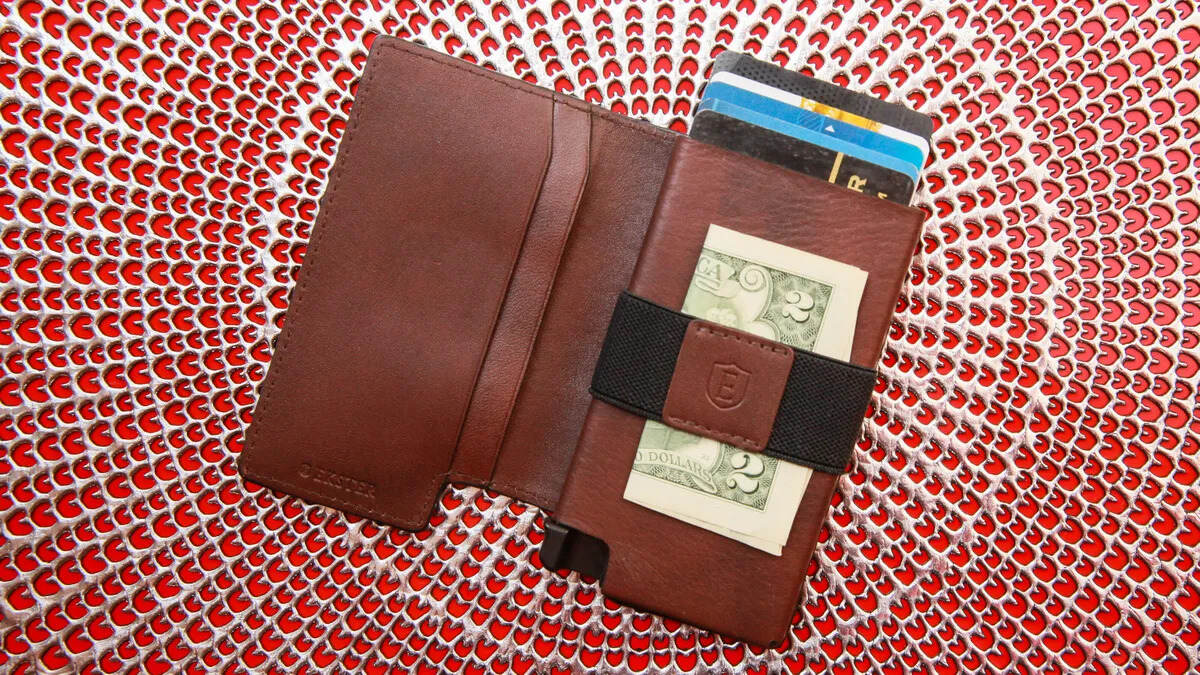 ekster-smart-wallet-is-a-solar-powered-rfid-blocking-marvel