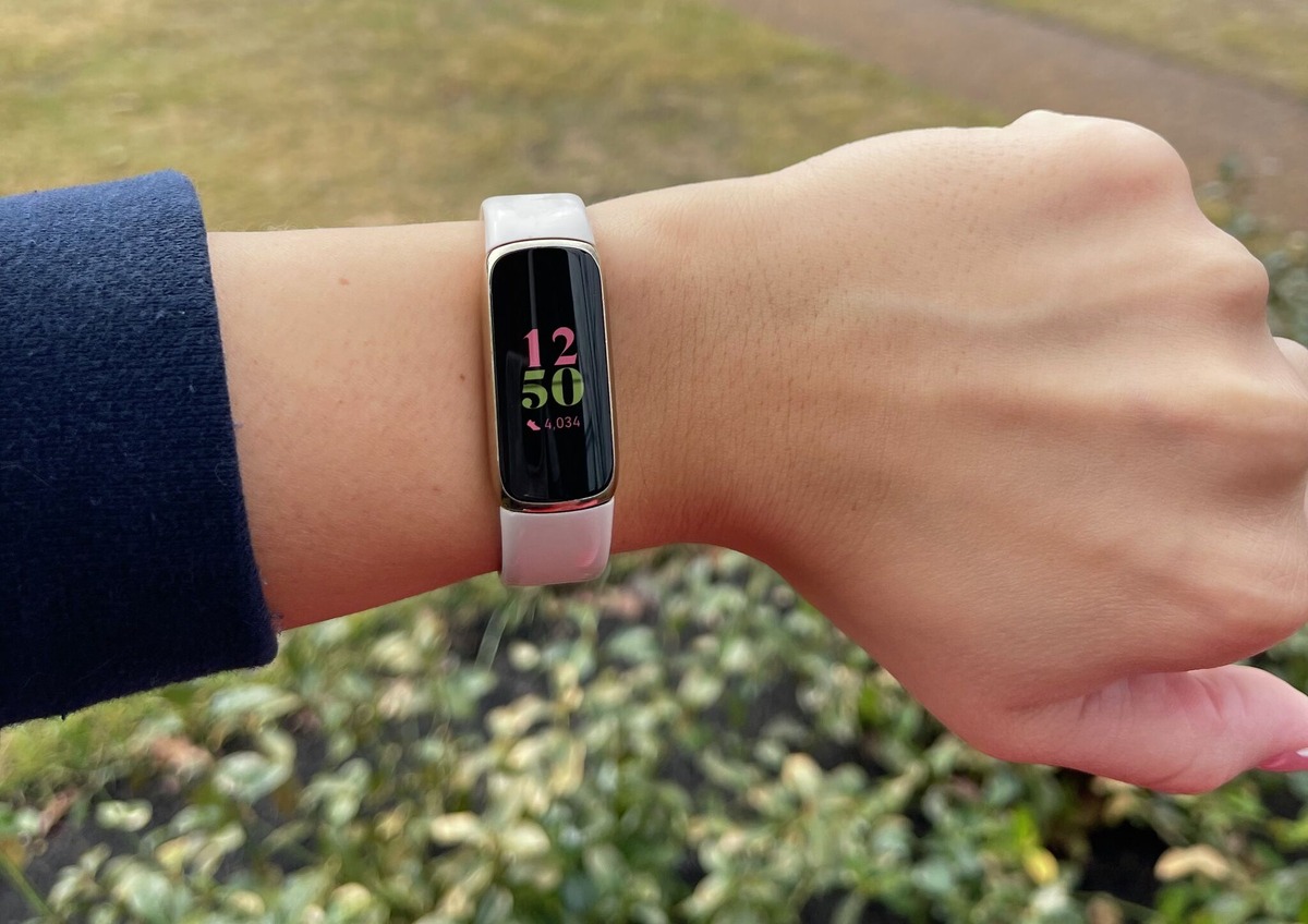 how-do-you-operate-a-fitbit-watch