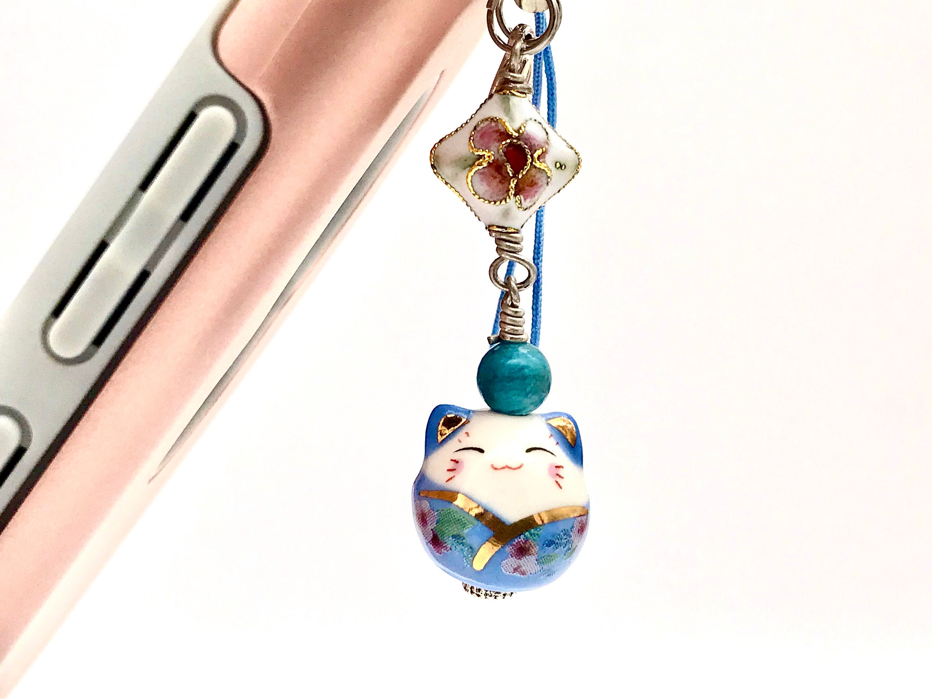 how-do-you-put-phone-charms-on