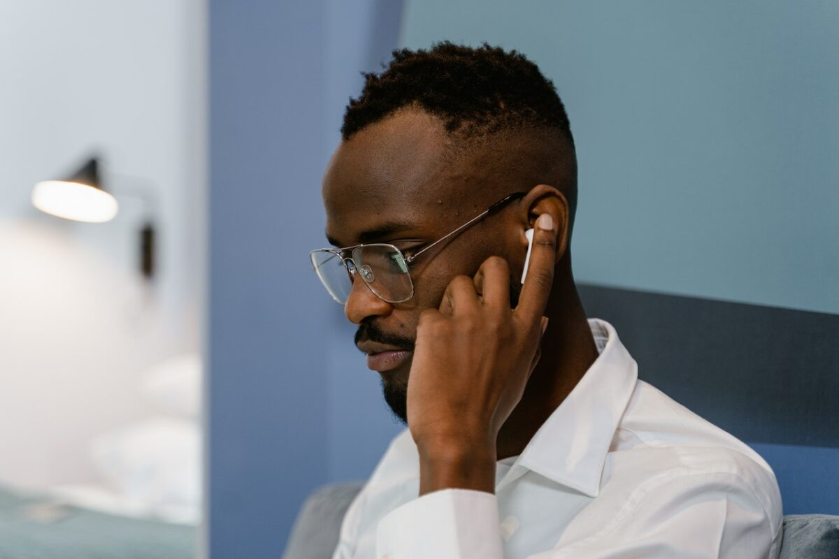 how-to-answer-phone-from-airpods