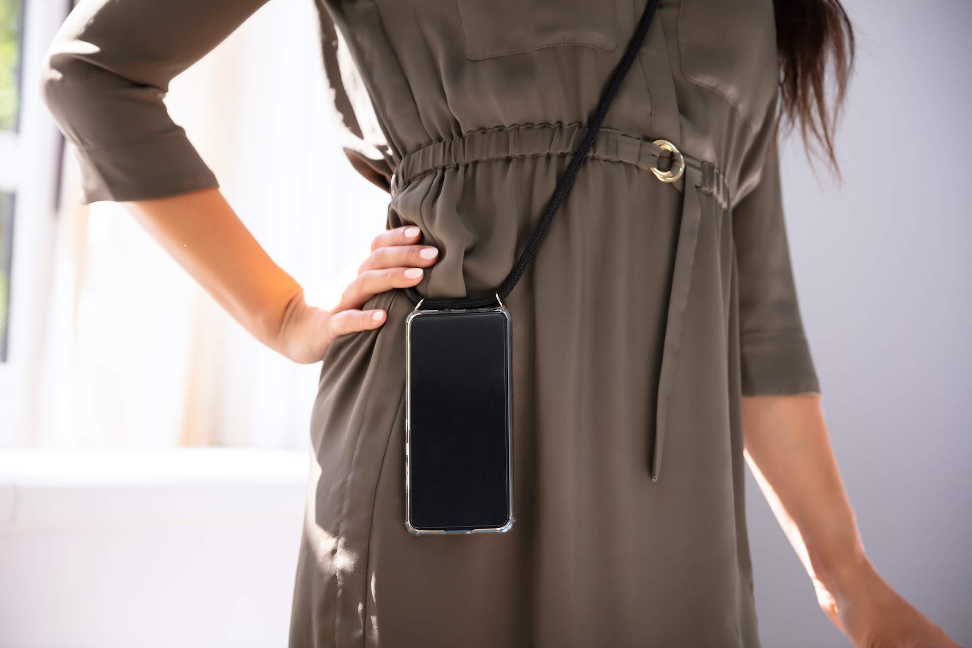 how-to-carry-your-phone-while-wearing-a-dress