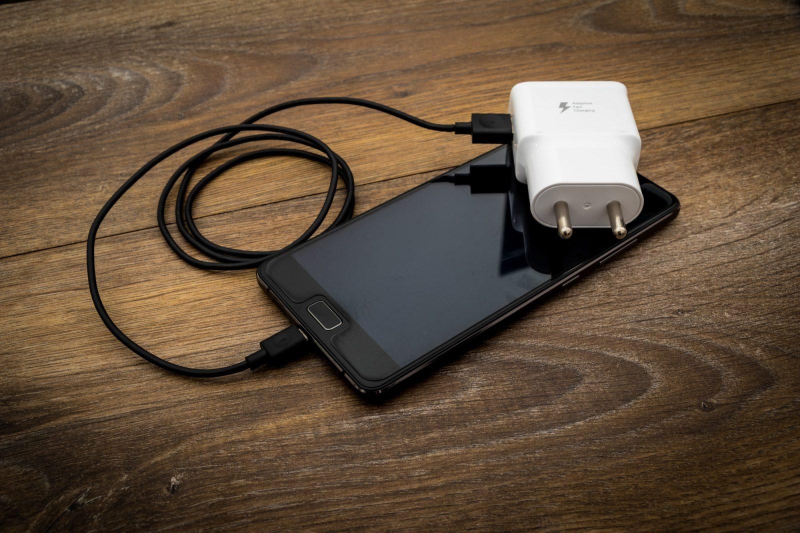 how-to-charge-cell-phone-without-electricity