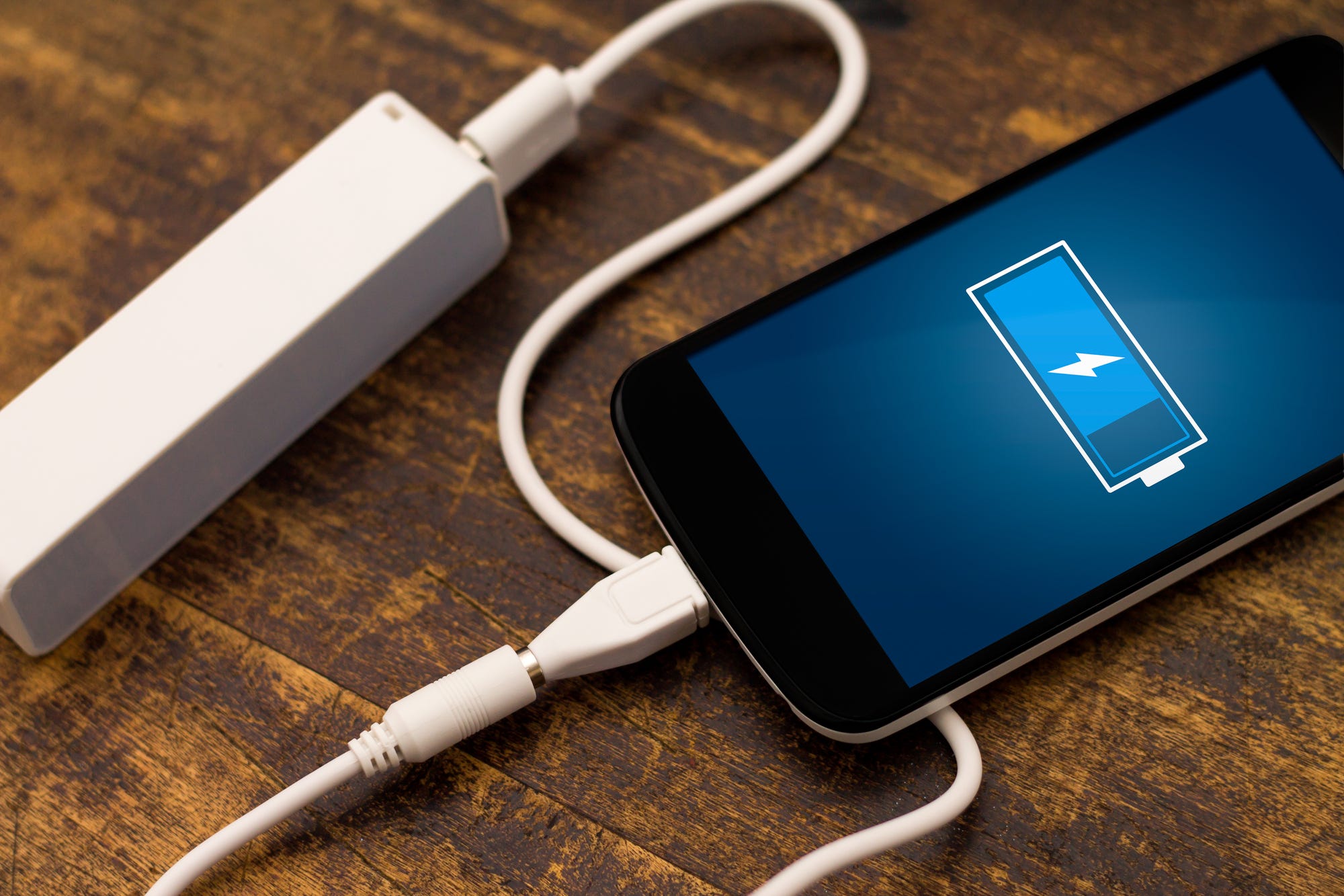how-to-charge-your-phone-with-a-battery