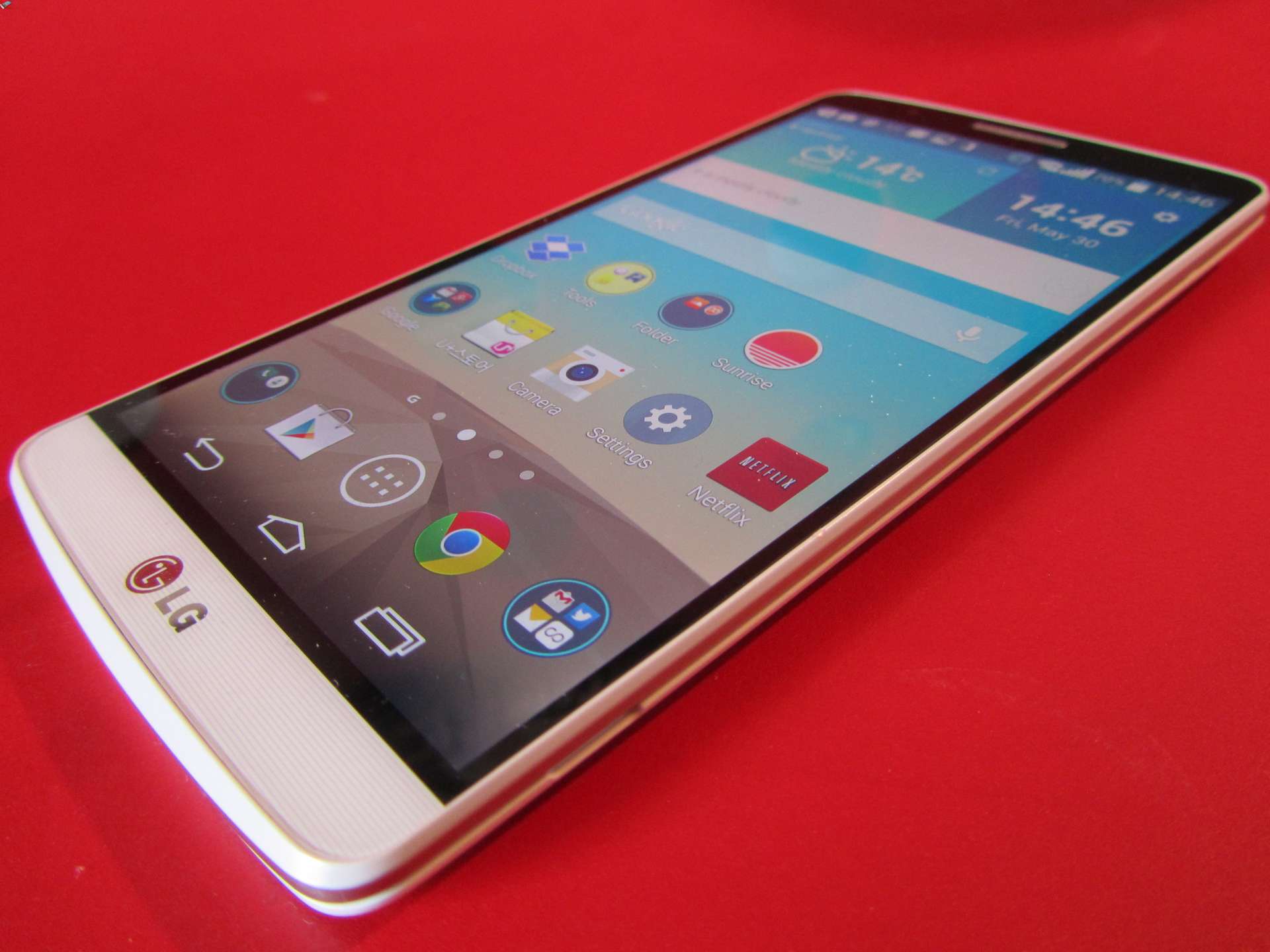 how-to-hang-phone-charms-lg-g3