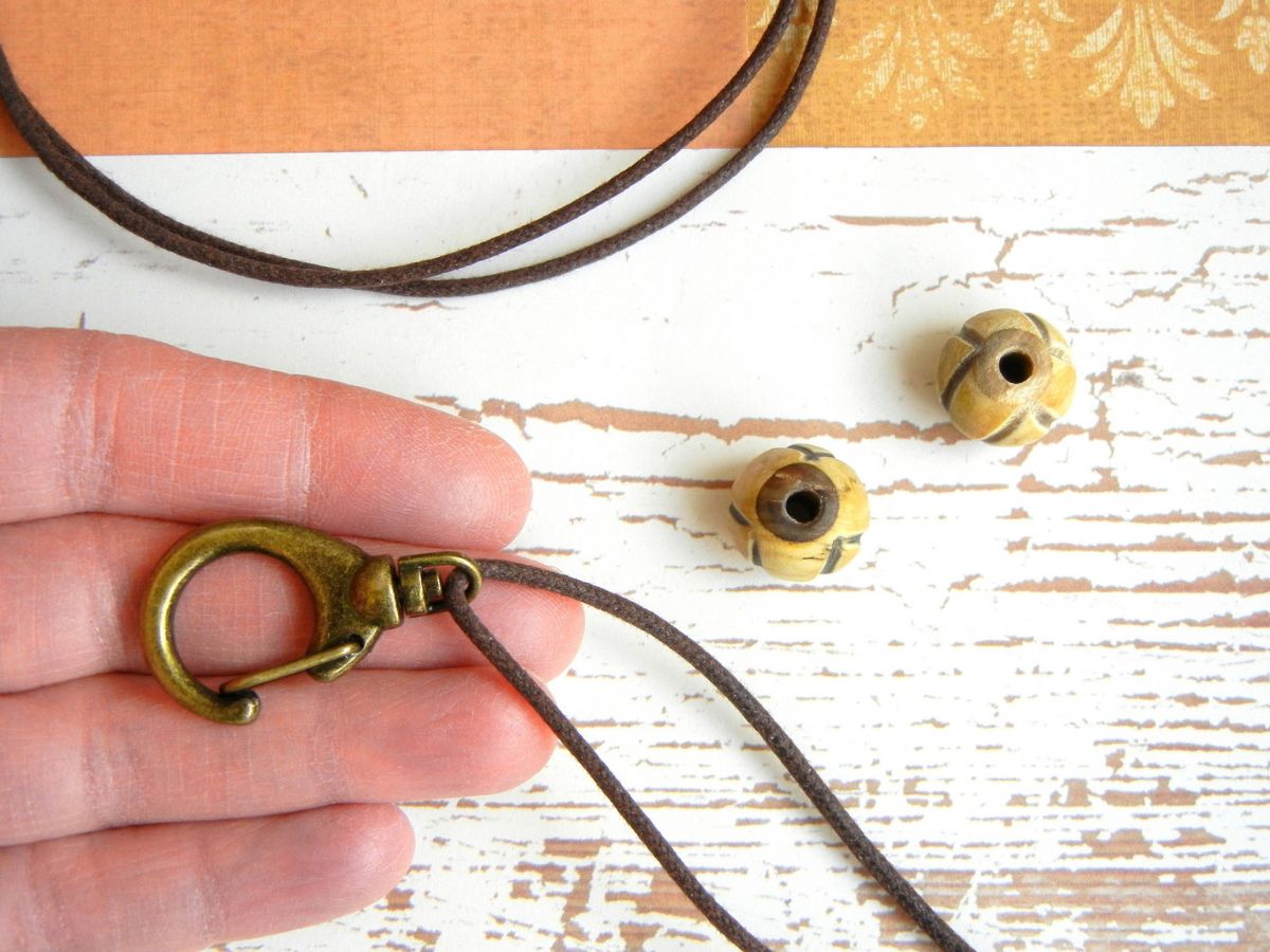 how-to-make-a-lanyard-necklace