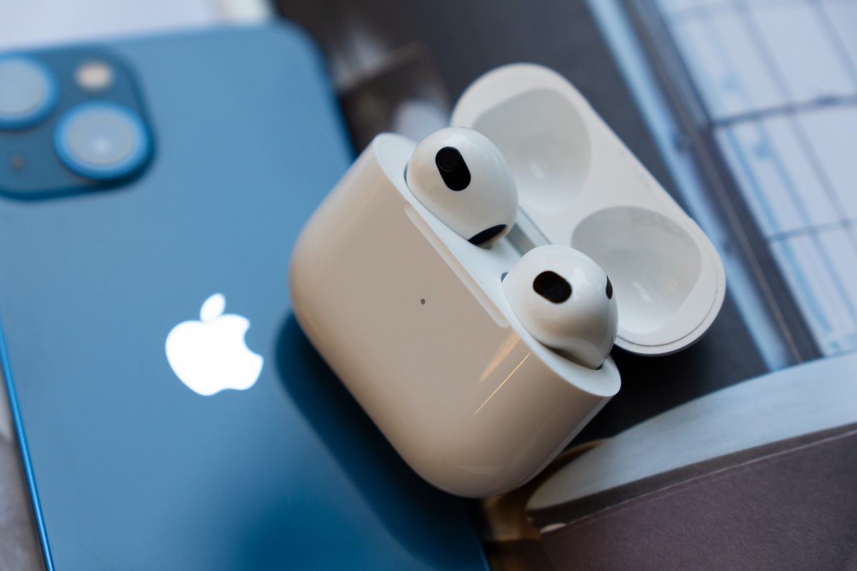 how-to-make-airpods-louder-quieter-the-easiest-ways-2023