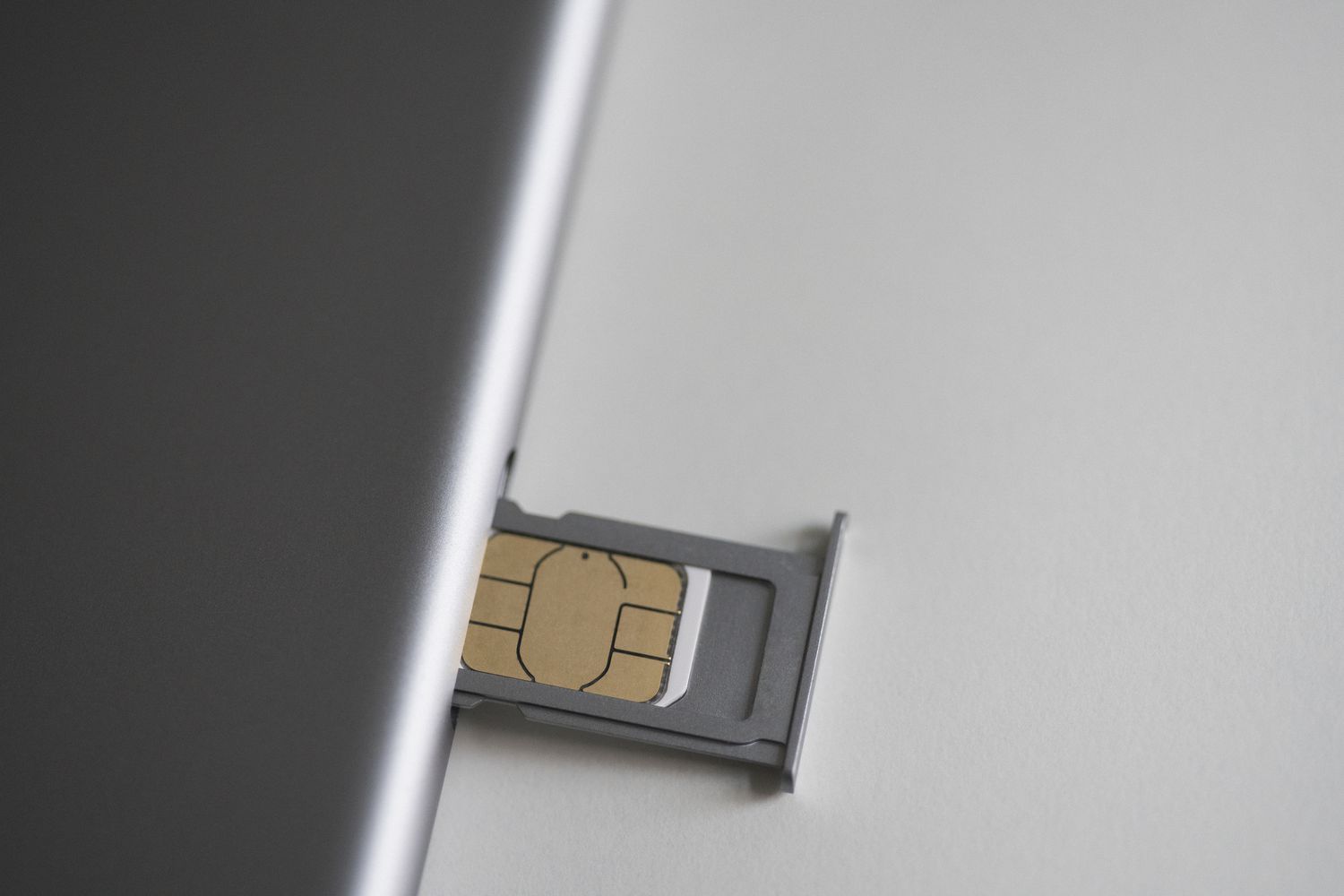 how-to-open-the-iphone-sim-card-slot