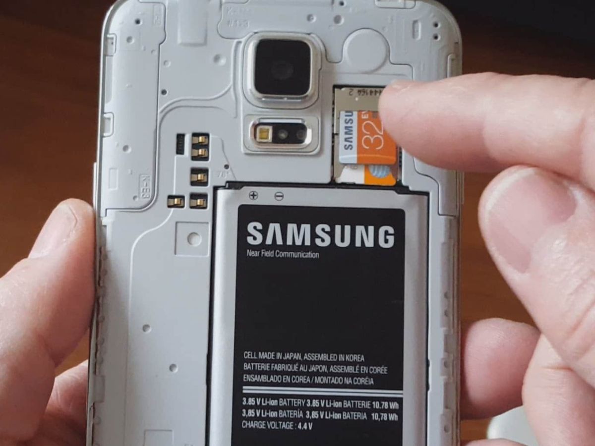 how-to-remove-a-sim-card-from-a-galaxy-s5