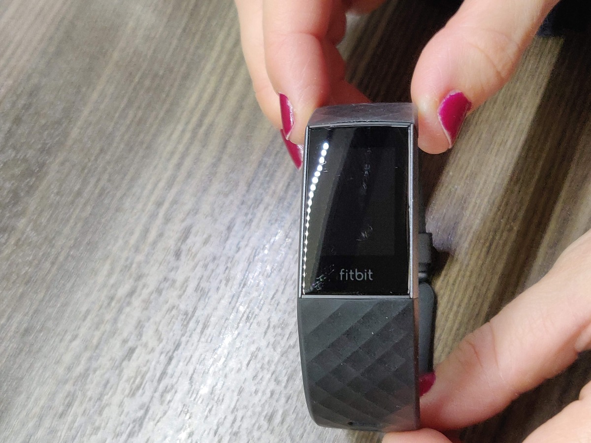 how-to-remove-scratches-from-fitbit-charge-2