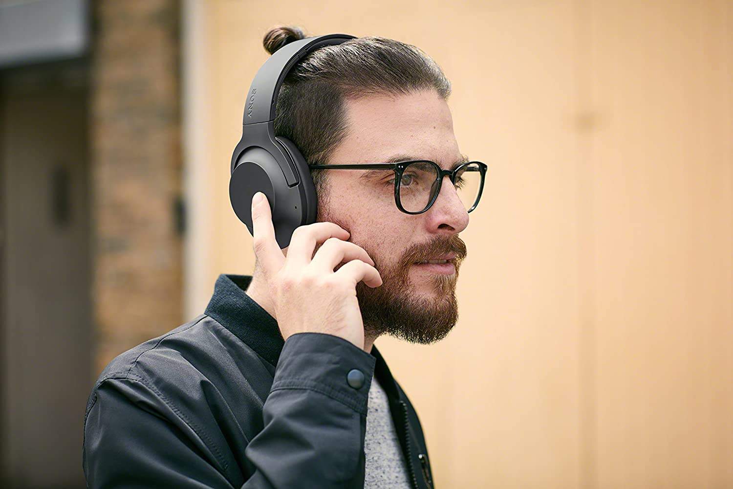 how-to-wear-headset-with-glasses