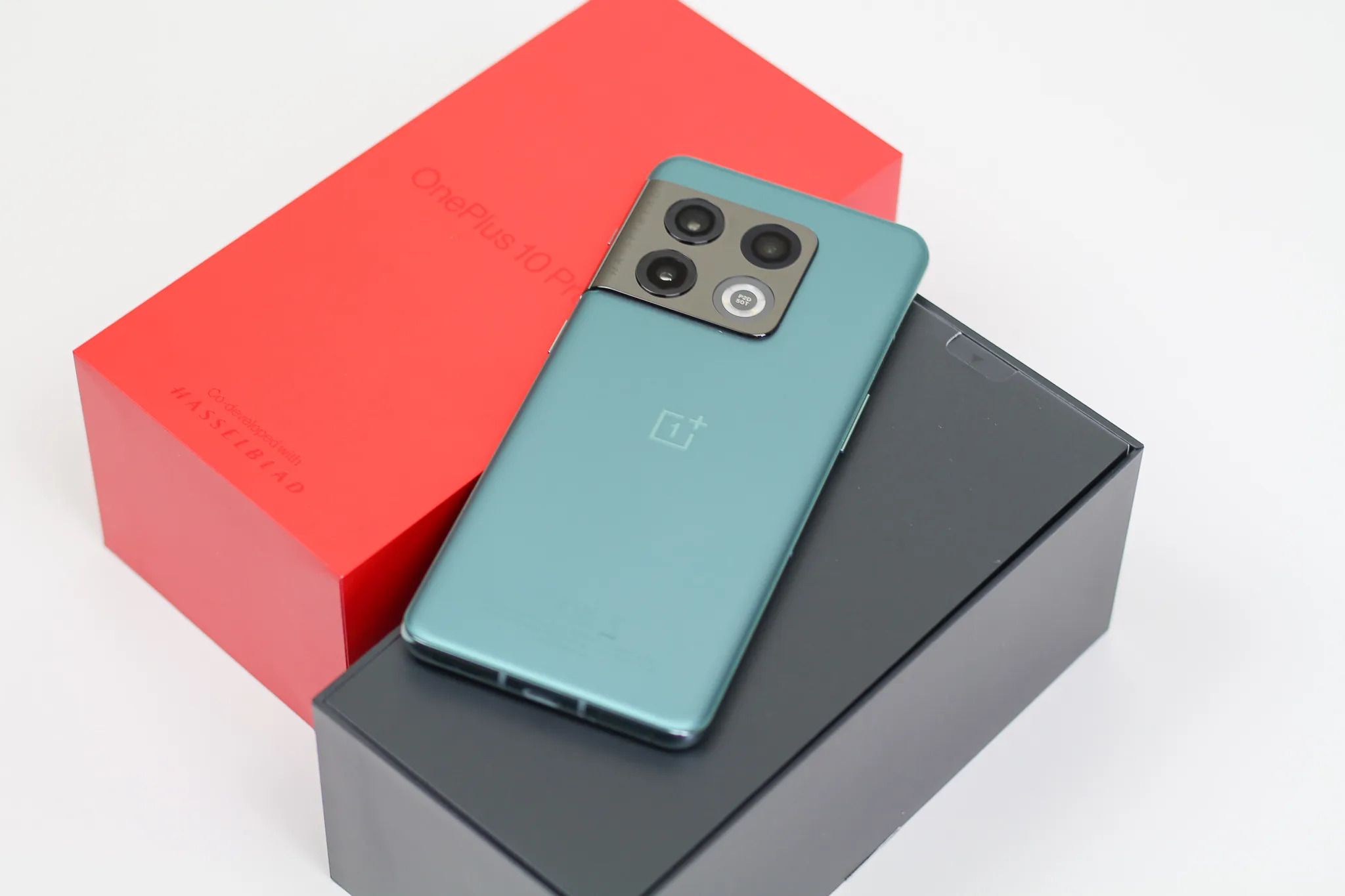 oneplus-10t-vs-nothing-phone-1-more-expensive-isnt-better