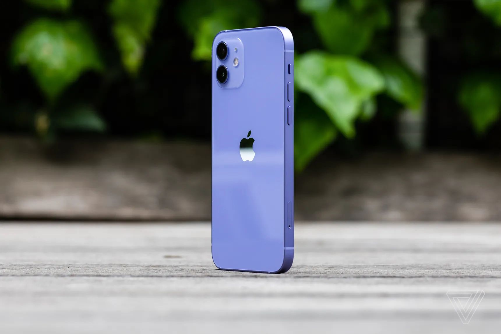 the-new-purple-iphone-12-looks-really-awesome-in-person