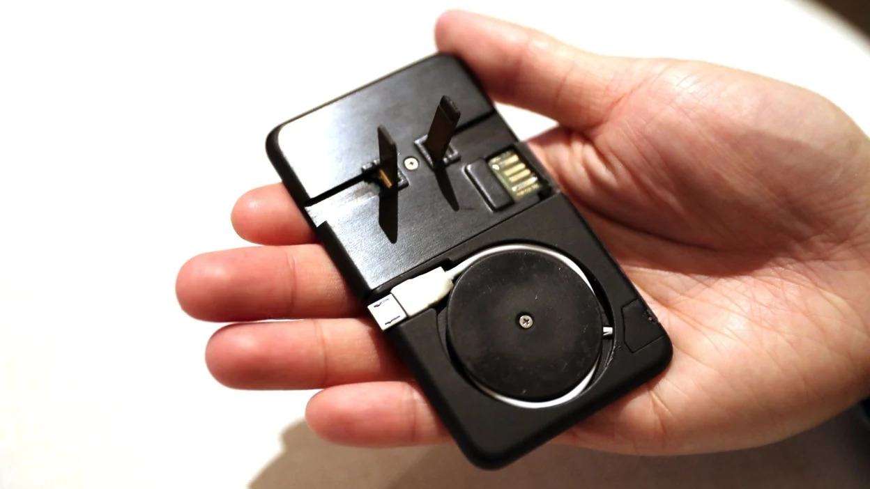 the-pocket-sized-kado-wallet-is-the-worlds-thinnest-phone-charger