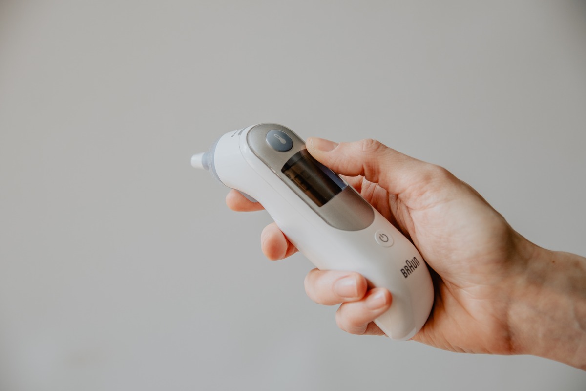 this-contact-free-smart-thermometer-takes-your-temperature-in-less-than-a-second