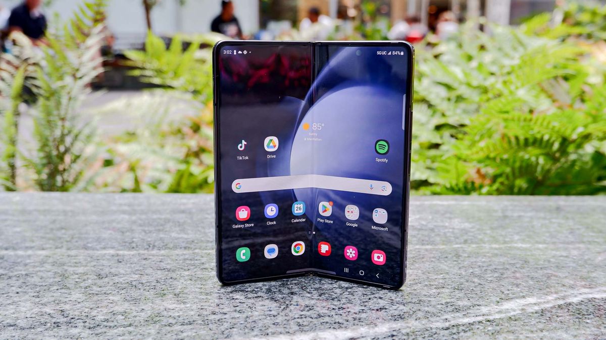 this-foldable-phone-has-something-ive-never-seen-before