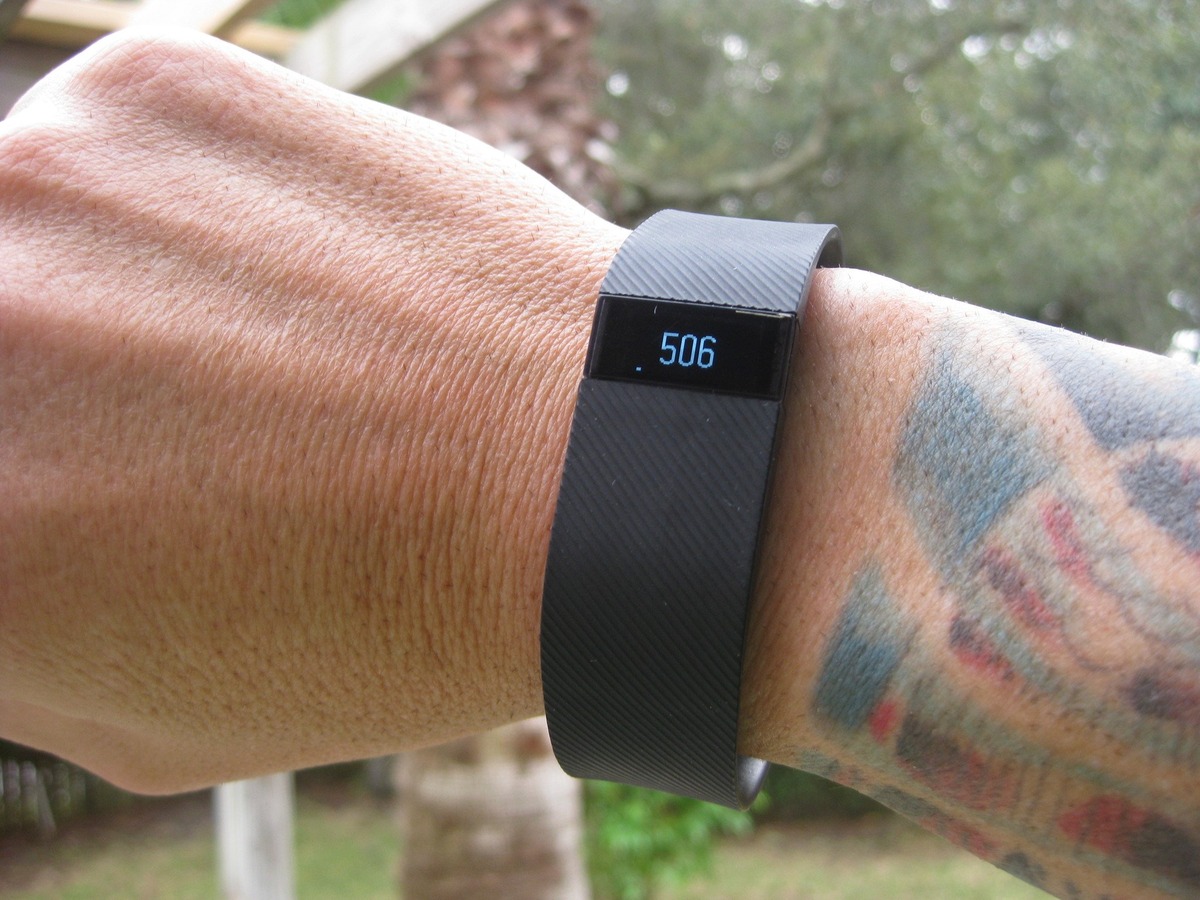 what-does-the-fitbit-charge-hr-come-with