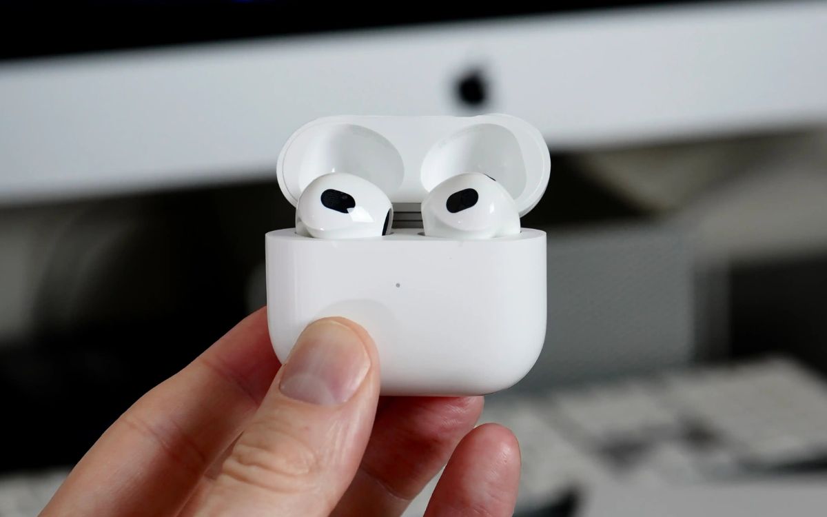 airpods-users-complain-of-charging-case-battery-drain-issues