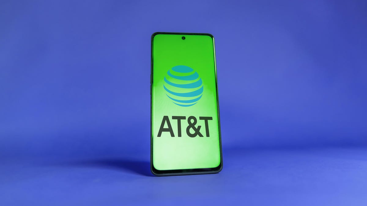 att-plans-to-add-more-solar-phone-charging-stations-throughout-nyc