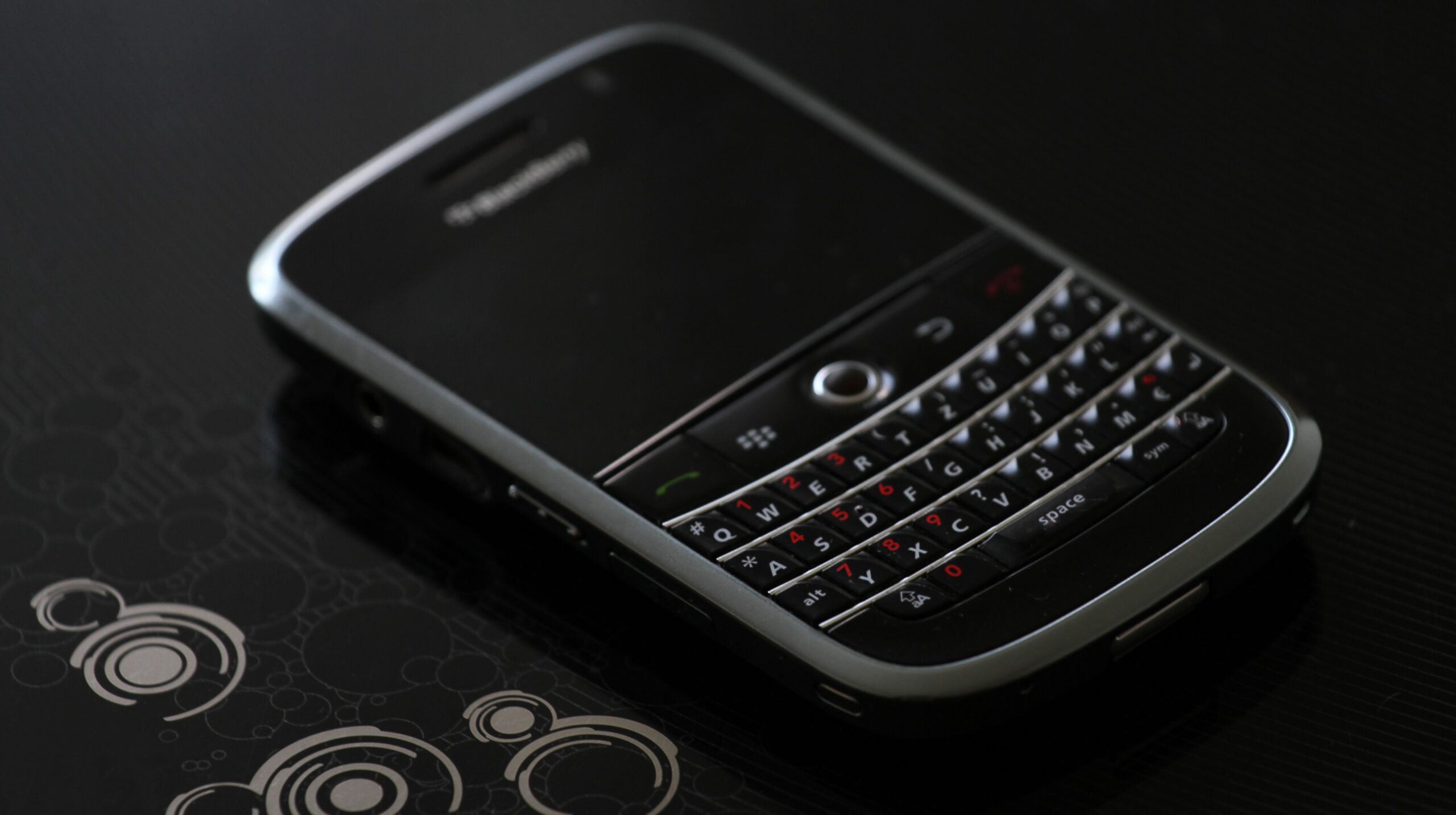 blackberry-bb10-update-brings-new-hub-features-picture-passwords-fm-radio-and-more