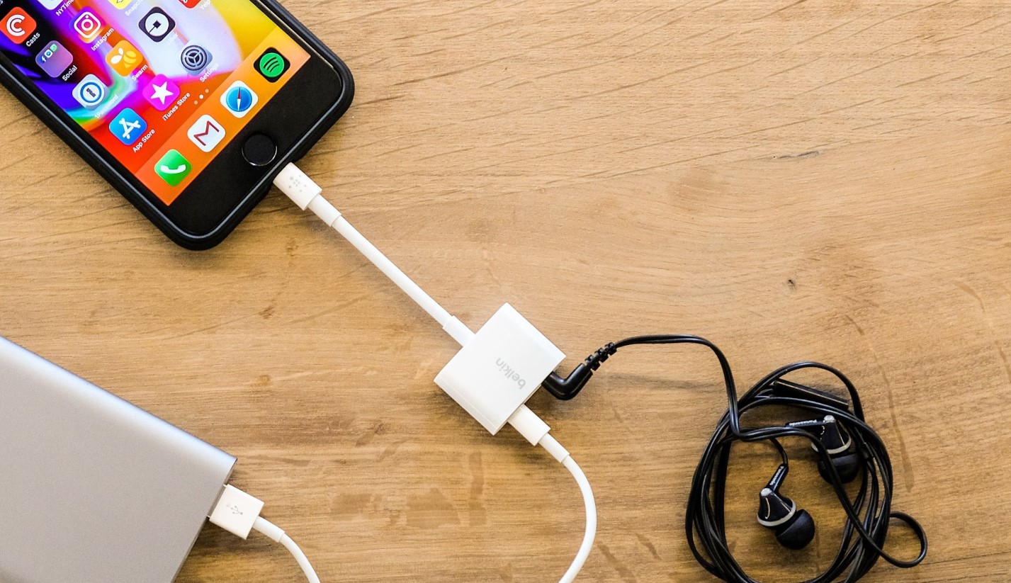 charge-your-iphone-7-and-listen-to-music-thanks-to-belkin