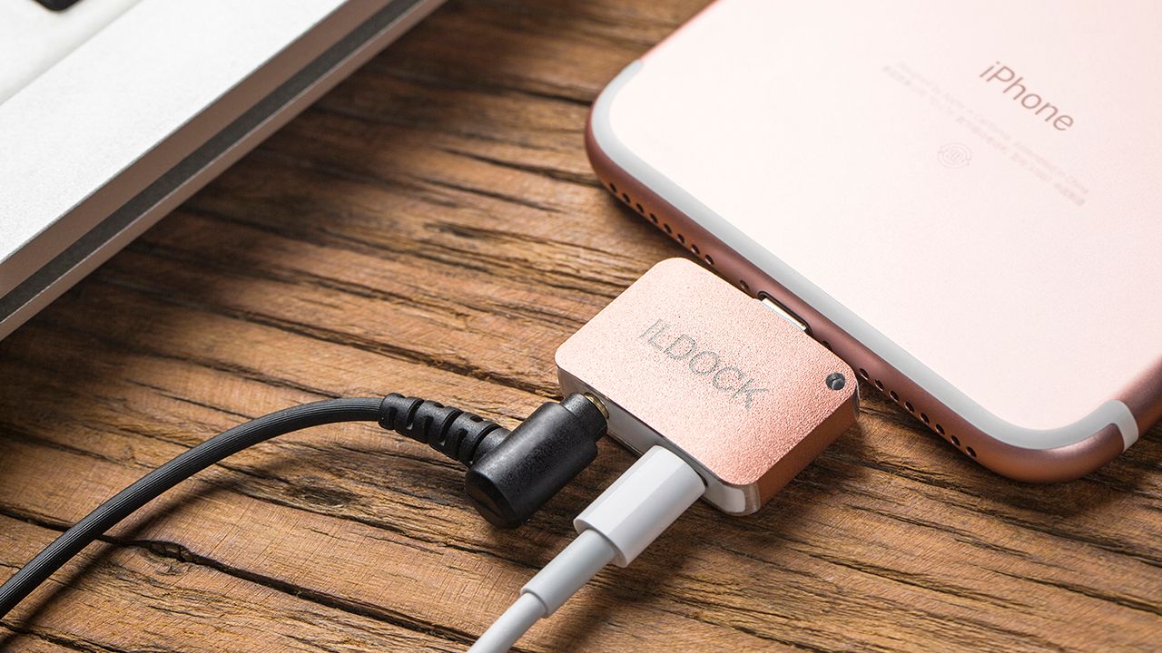 crowdfunded-iphone-7-case-packs-headphone-jack-battery-and-kickstand-in-thin-package