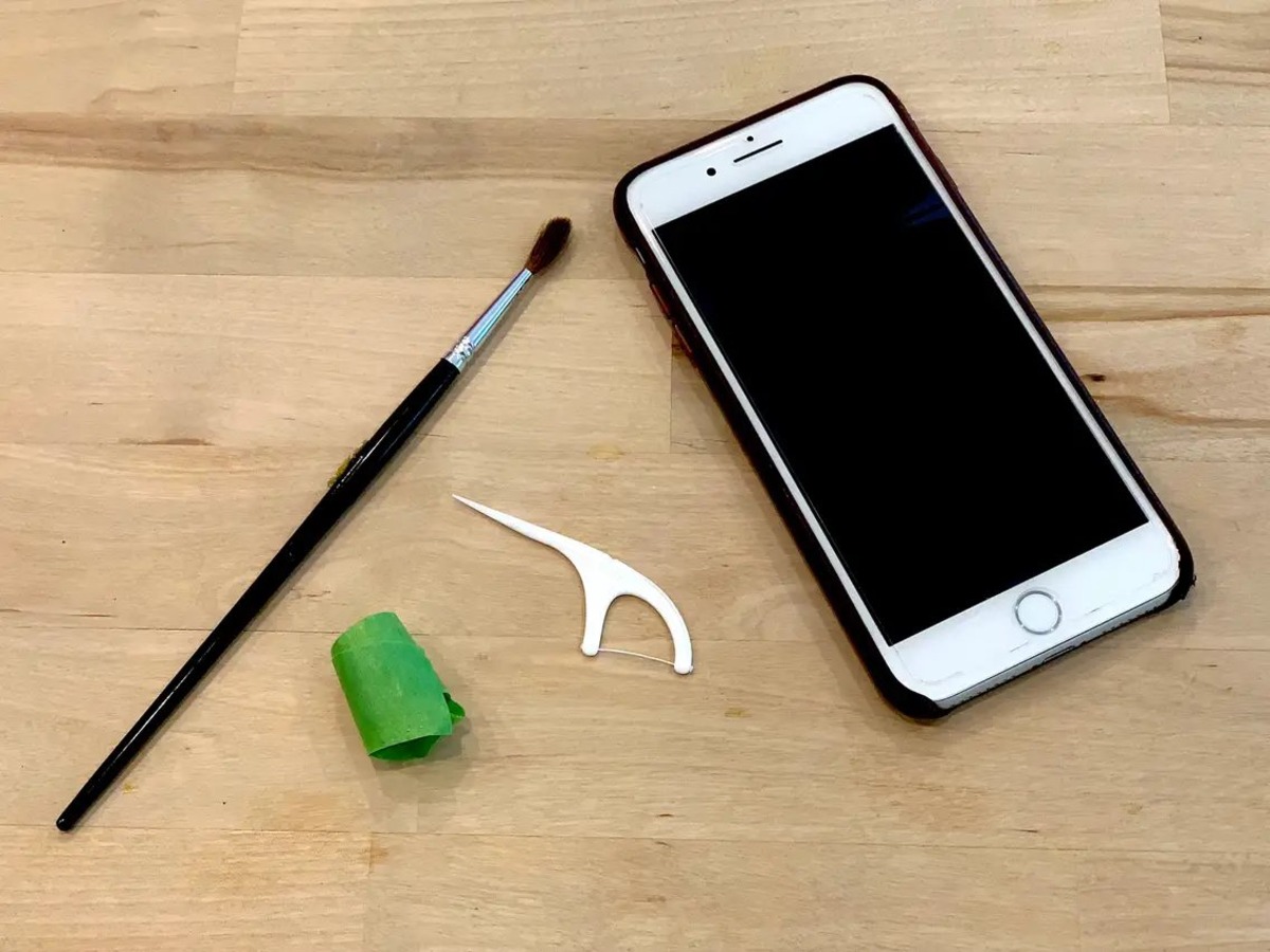 how-to-clean-iphone-speaker-top