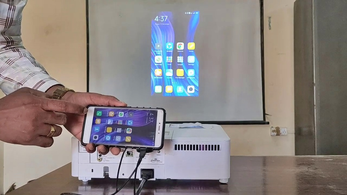 how-to-connect-a-phone-to-a-projector-using-hdmi