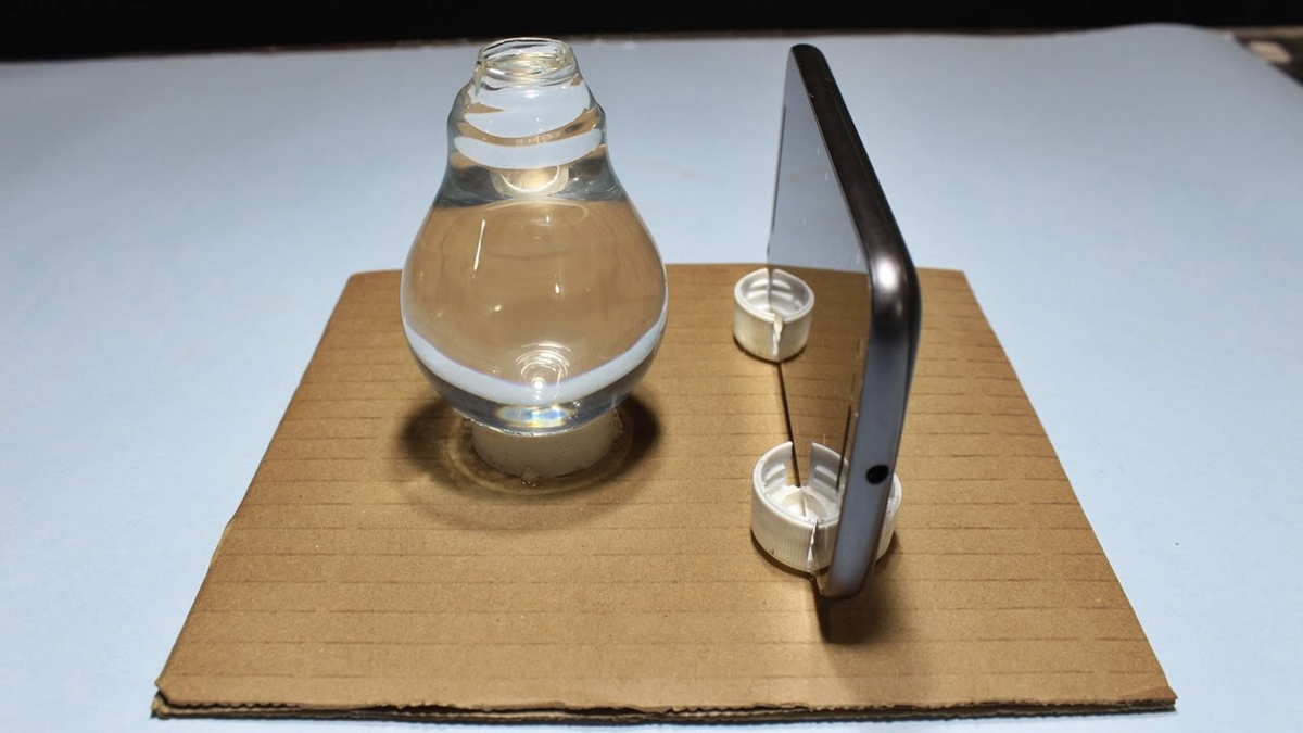 how-to-create-a-projector-for-your-phone-without-using-a-magnifying-glass