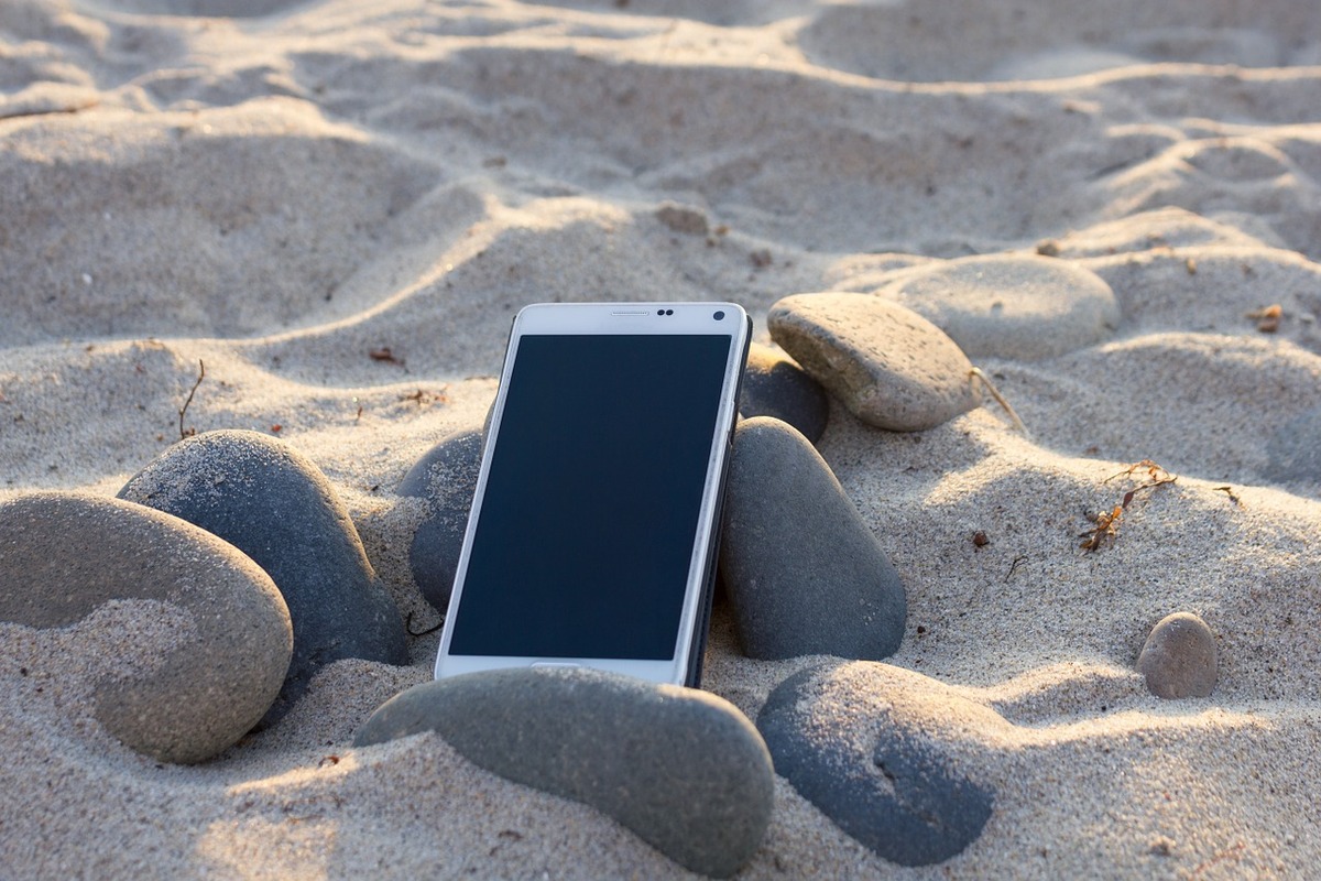 how-to-remove-sand-from-a-phone-speaker