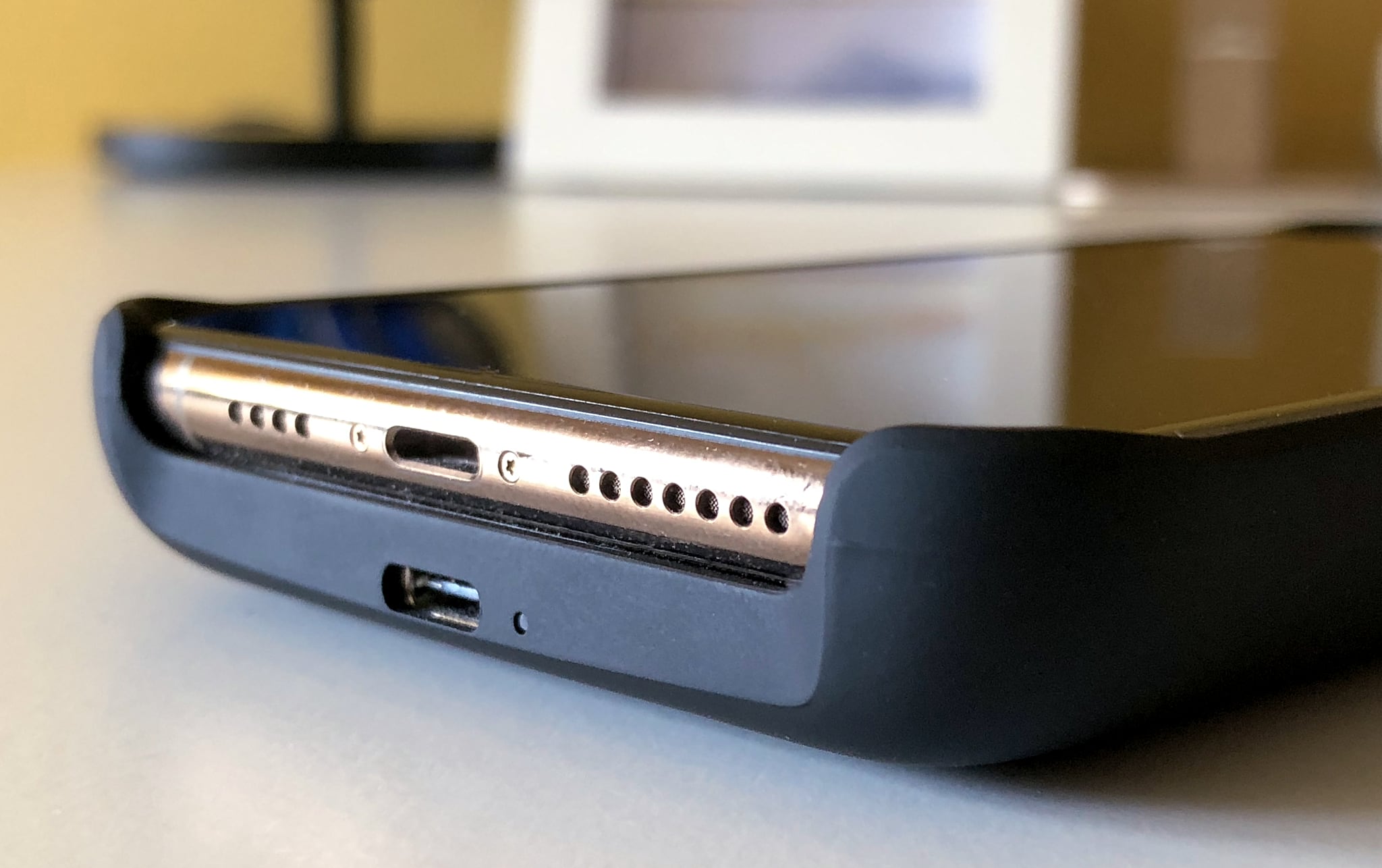 mophie-space-pack-station-add-storage-to-ipad-and-iphone