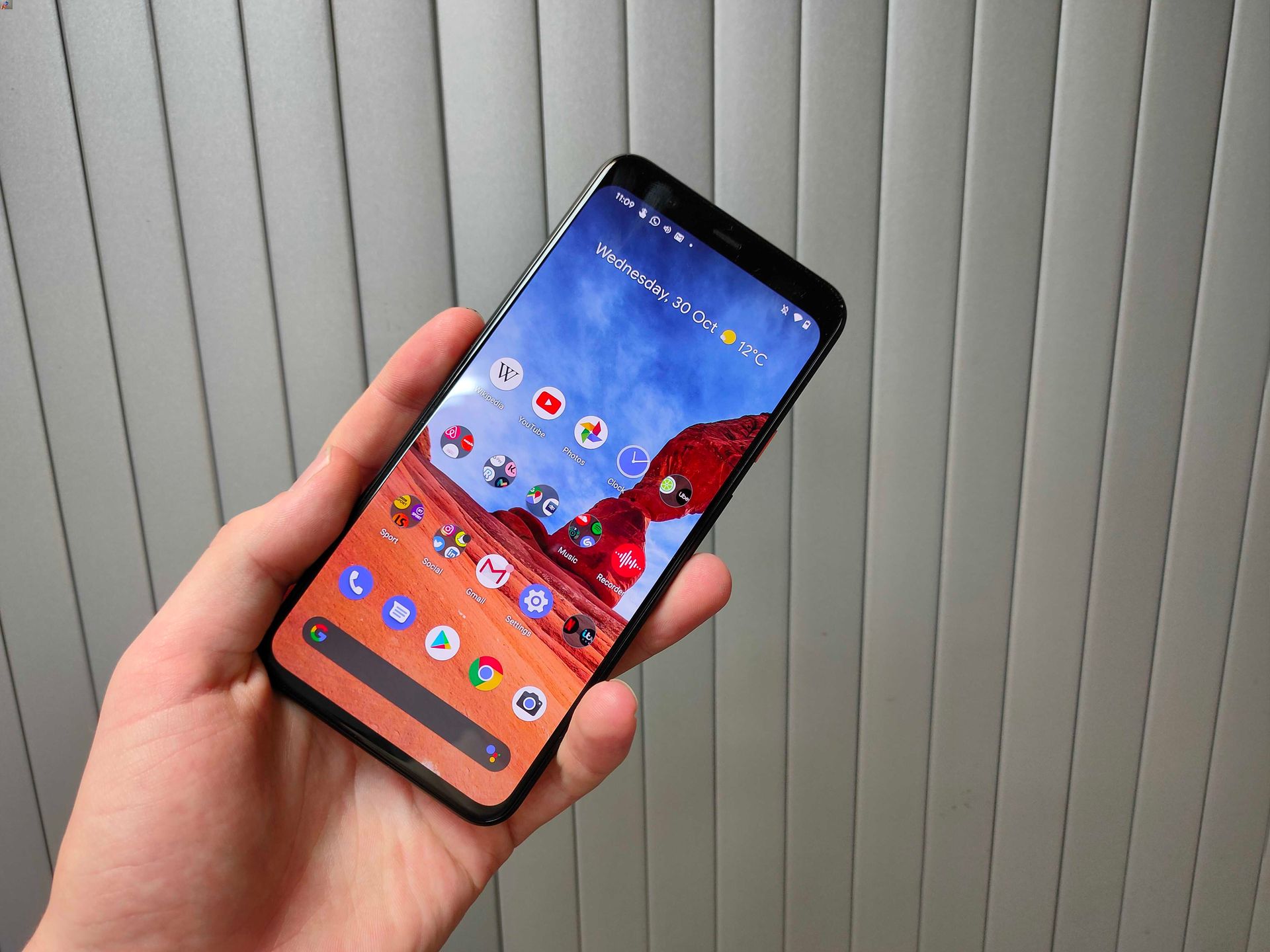 renders-reveal-googles-upcoming-pixel-4-xl-in-all-its-notch-less-glory