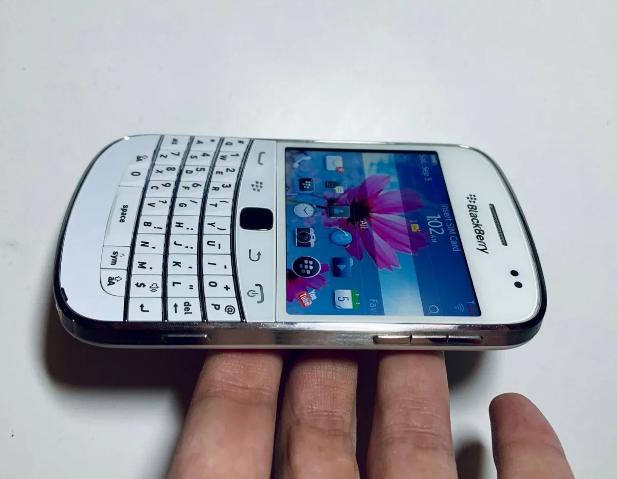 t-mobile-launching-blackberry-bold-9900for-299-99