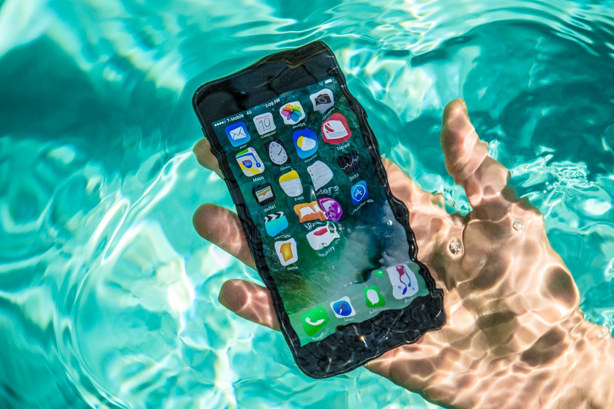 waterproof-phones-will-soon-be-the-standard