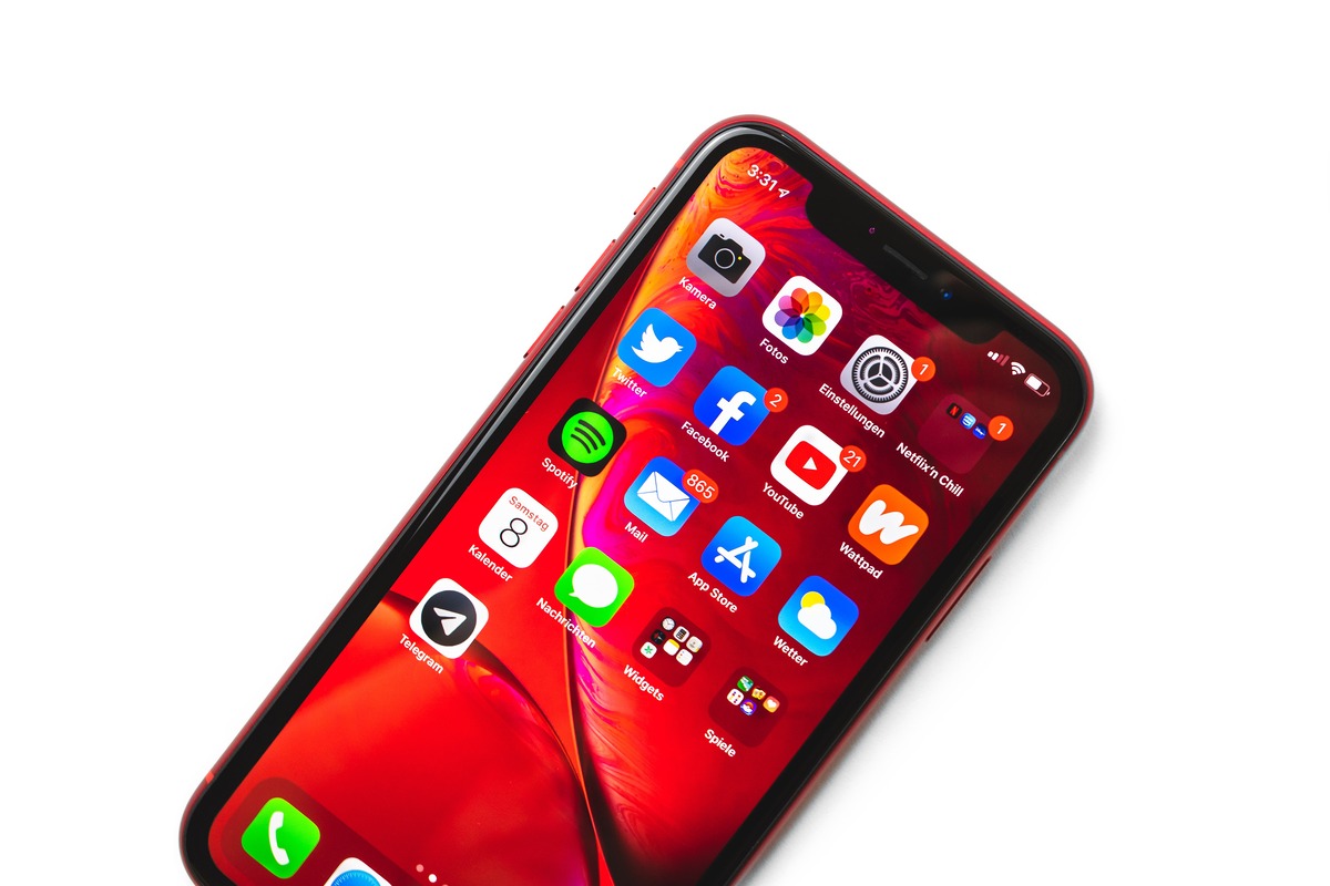 where-is-the-speaker-located-on-an-iphone-xr