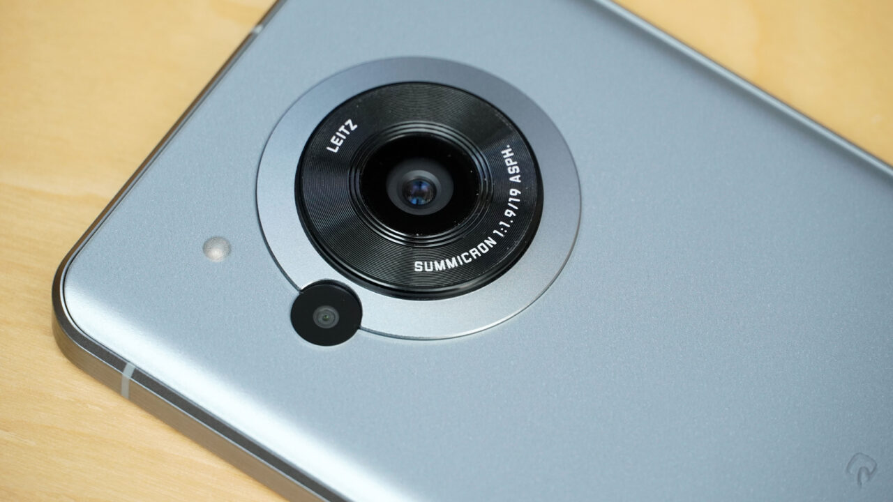 you-have-to-see-the-sharp-aquos-r7s-massive-camera