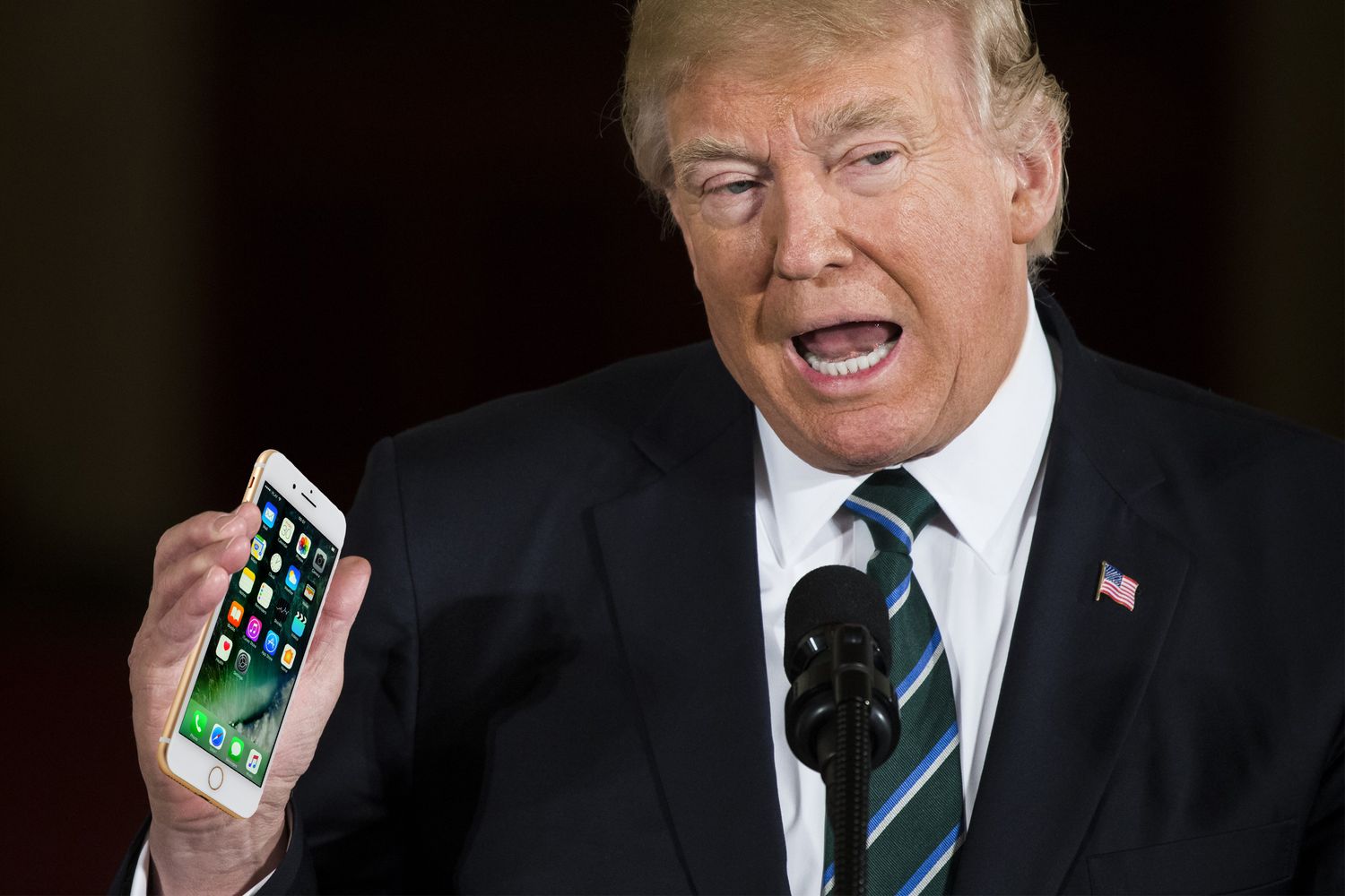 donald-trump-lets-the-world-know-he-misses-the-iphones-home-button