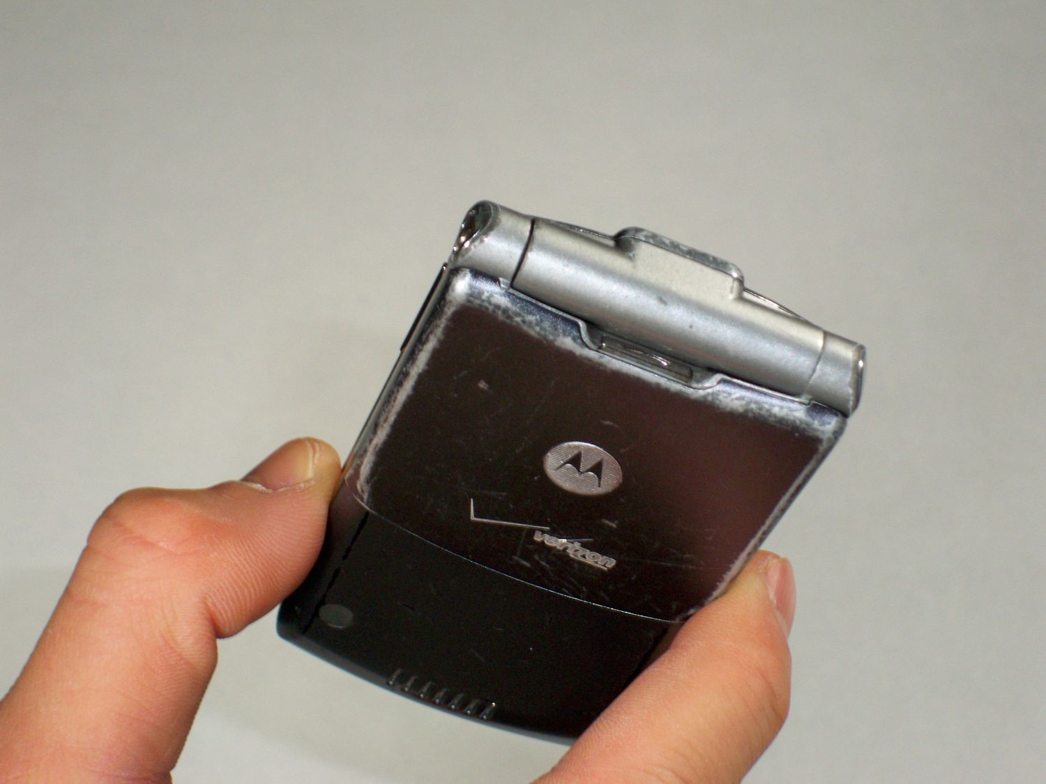 how-to-change-the-battery-on-a-motorola-razr