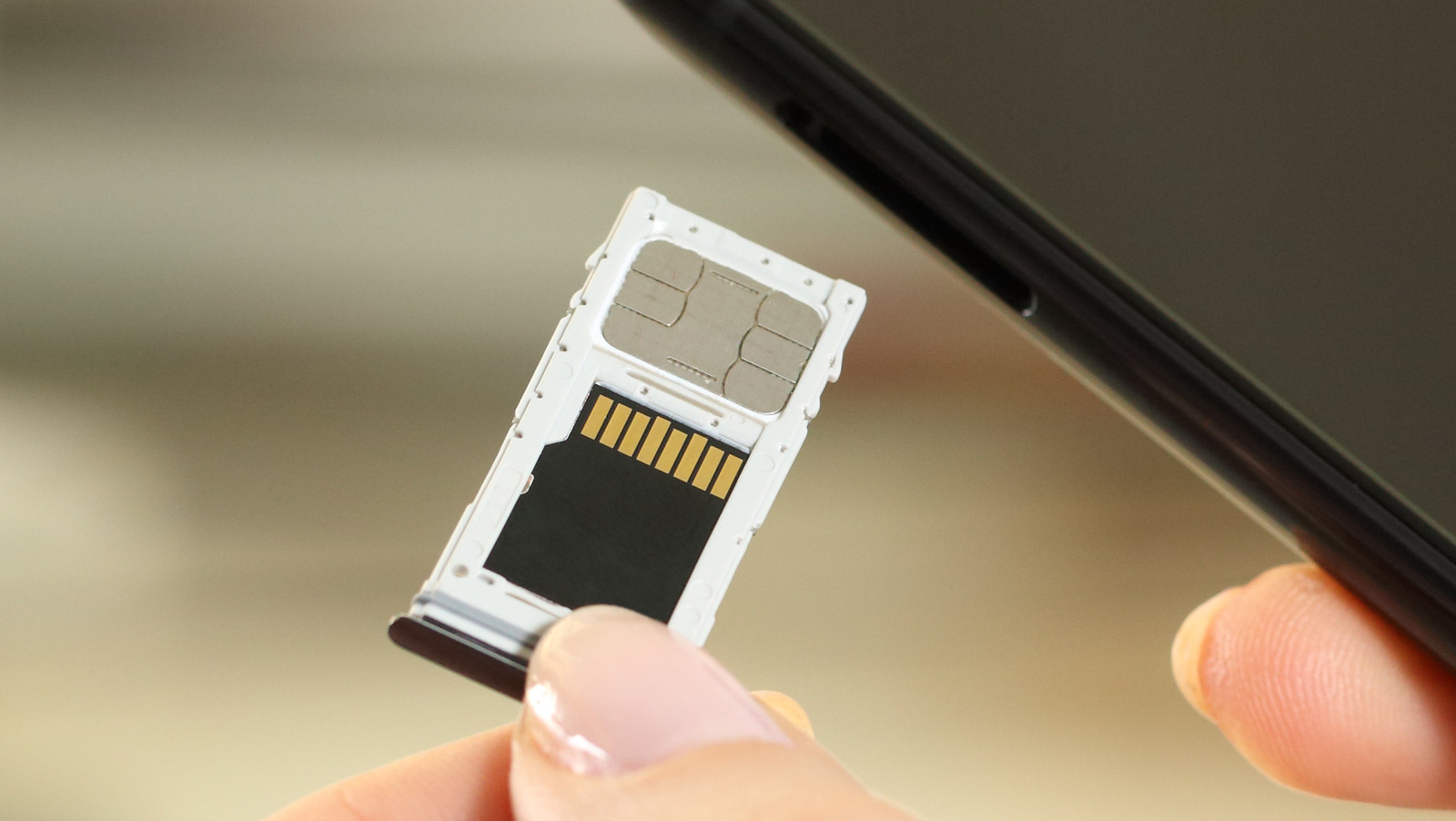 how-to-remove-the-sim-card-from-an-iphone-14