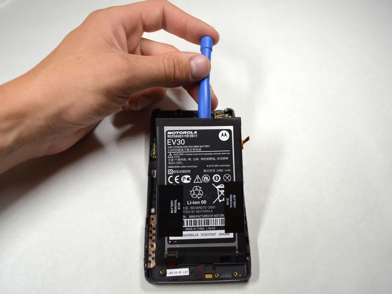 how-to-replace-the-battery-on-a-motorola-razr-hd