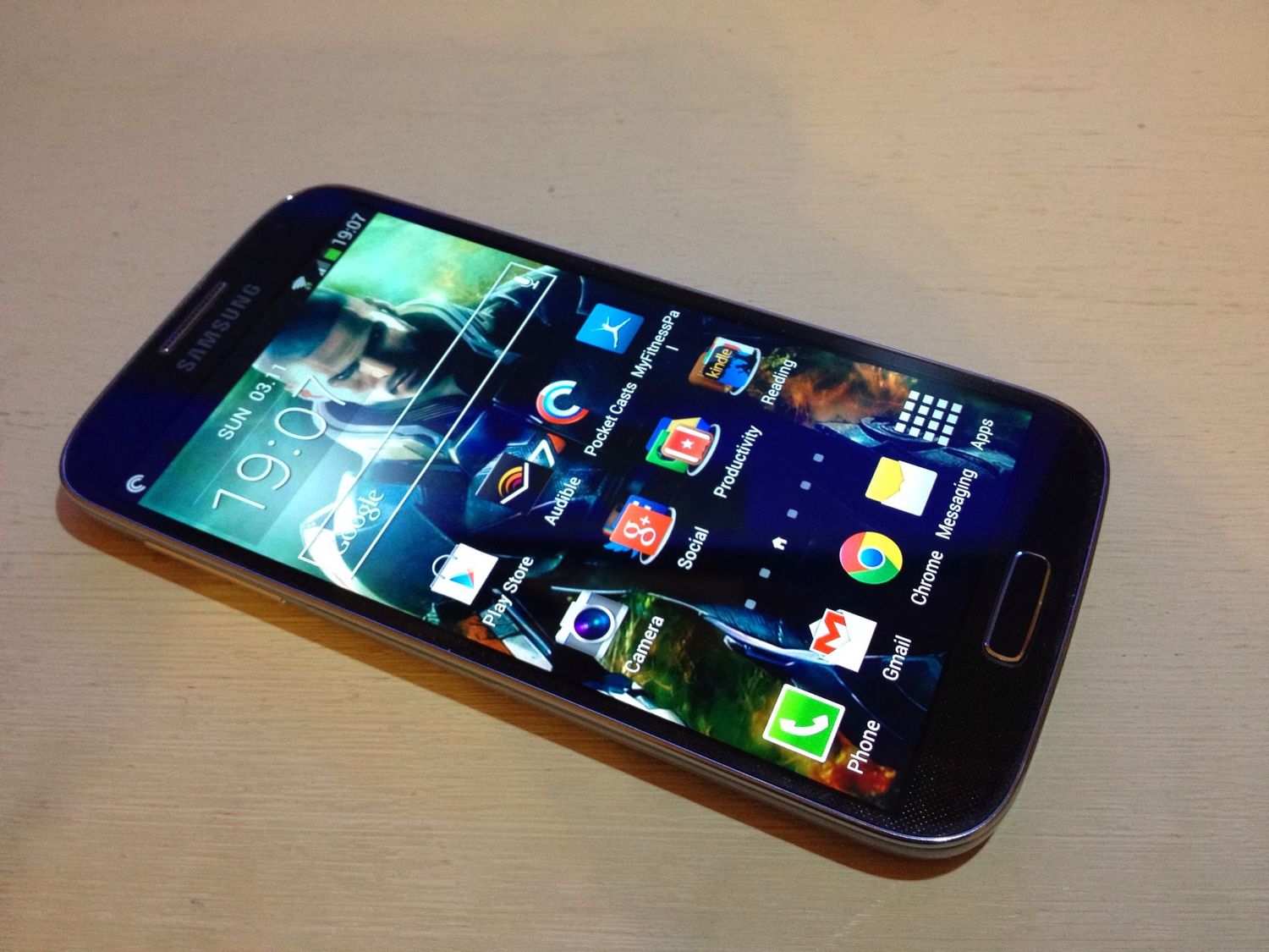 samsung-whacks-bakes-and-drowns-galaxy-s4-in-reliability-test-video-passes-with-flying-colors