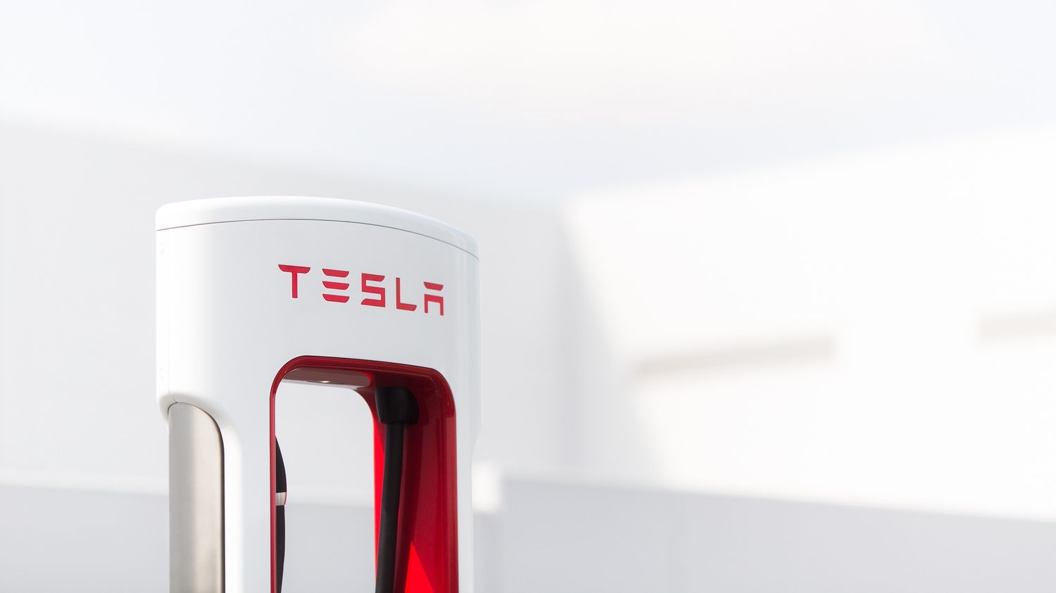 tesla-is-selling-an-external-battery-pack-for-iphone-and-android-devices